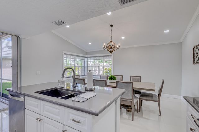 17 Selby Lane, Palm Beach Gardens, FL 33418