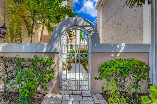 17 Selby Lane, Palm Beach Gardens, FL 33418