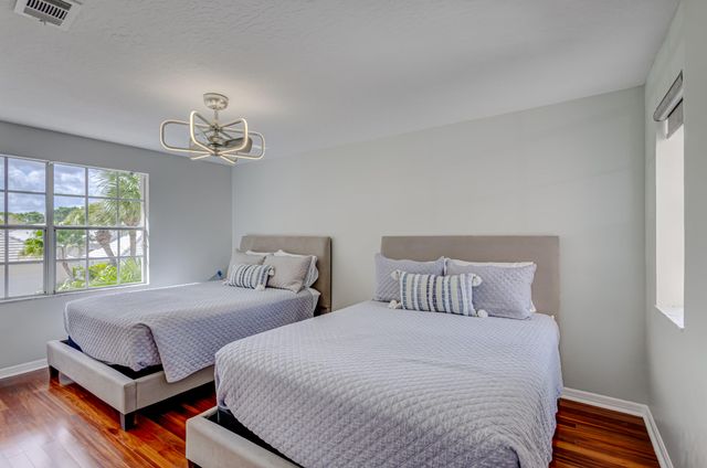 17 Selby Lane, Palm Beach Gardens, FL 33418