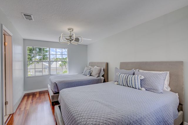 17 Selby Lane, Palm Beach Gardens, FL 33418