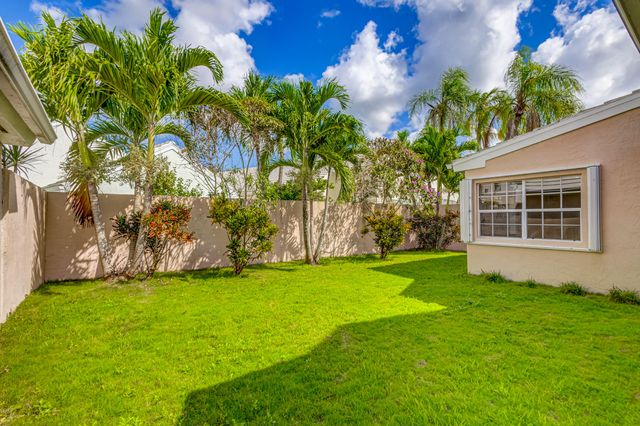 17 Selby Lane, Palm Beach Gardens, FL 33418