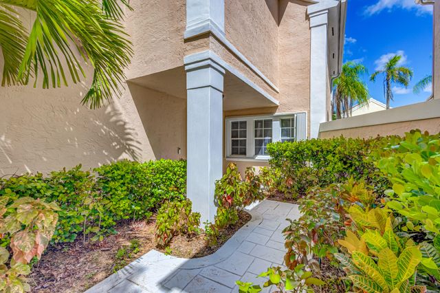 17 Selby Lane, Palm Beach Gardens, FL 33418
