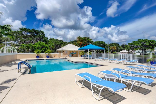 17 Selby Lane, Palm Beach Gardens, FL 33418