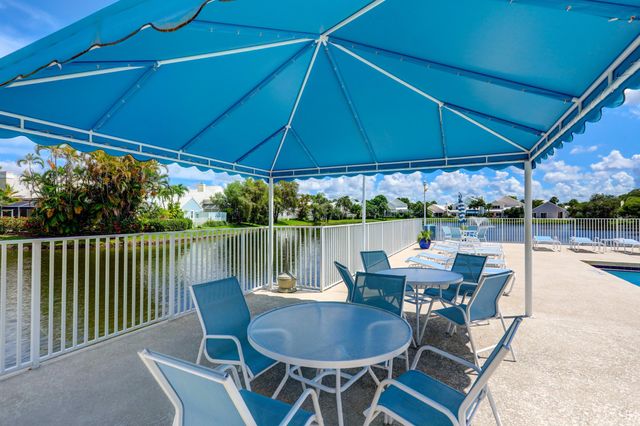 17 Selby Lane, Palm Beach Gardens, FL 33418