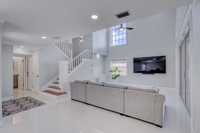 17 Selby Lane, Palm Beach Gardens, FL 33418