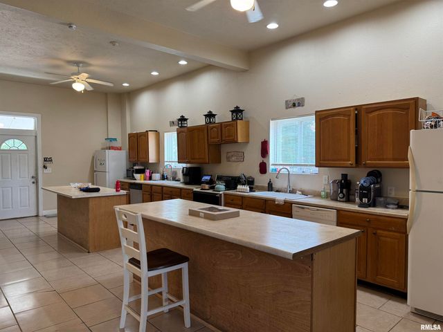 323 W WALNUT Street, Carbondale, IL 62901