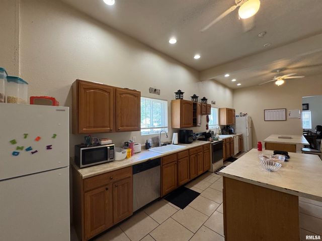 323 W WALNUT Street, Carbondale, IL 62901