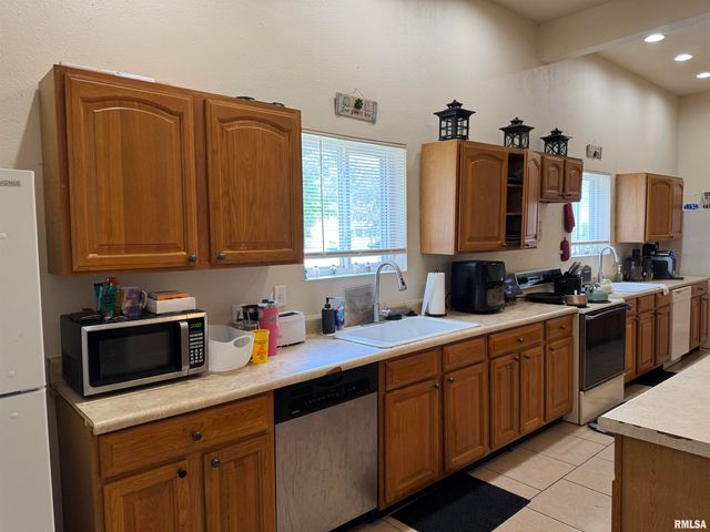 323 W WALNUT Street, Carbondale, IL 62901