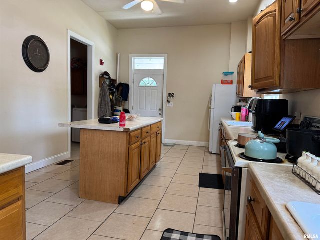 323 W WALNUT Street, Carbondale, IL 62901