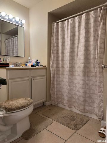 323 W WALNUT Street, Carbondale, IL 62901