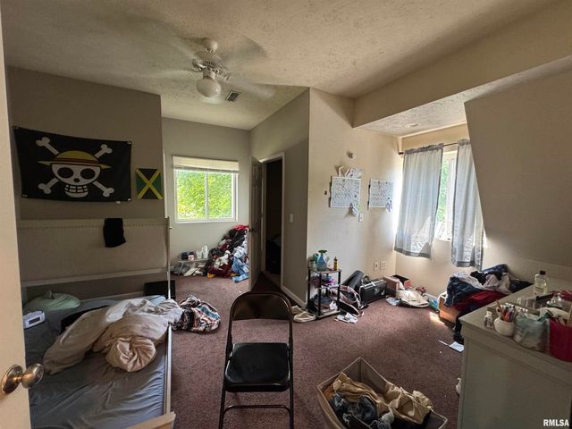 323 W WALNUT Street, Carbondale, IL 62901