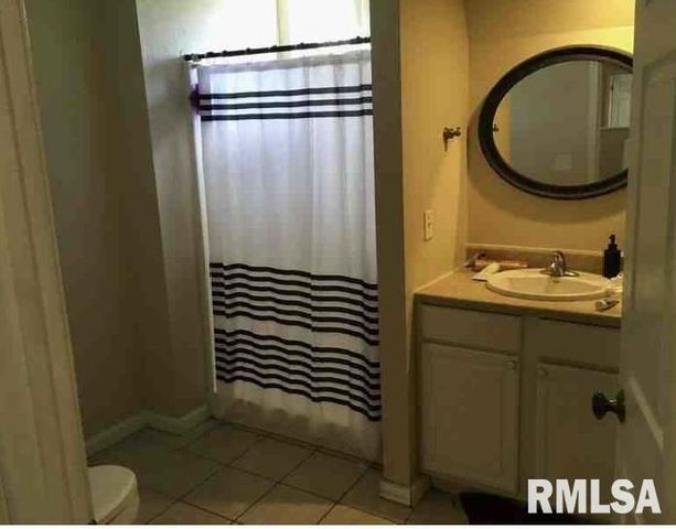 323 W WALNUT Street, Carbondale, IL 62901