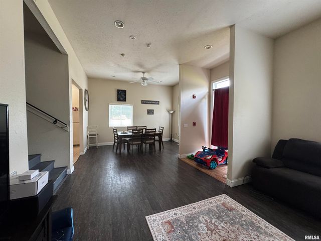 323 W WALNUT Street, Carbondale, IL 62901