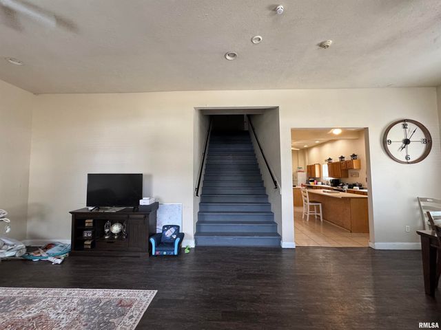 323 W WALNUT Street, Carbondale, IL 62901