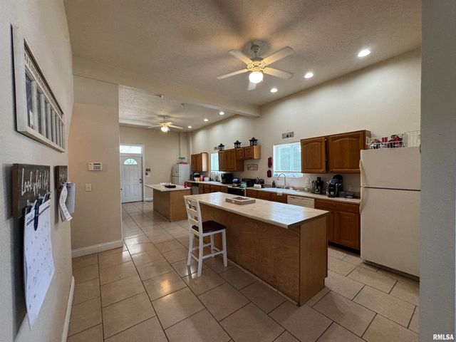 323 W WALNUT Street, Carbondale, IL 62901