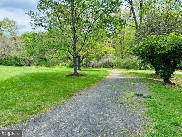 8251 CLIFTON FARM CT, Alexandria, VA 22306