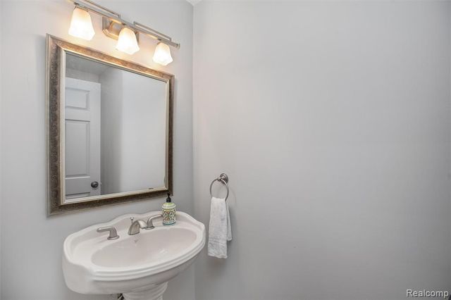 9110 Old Oak Drive, Grand Blanc, MI 48439