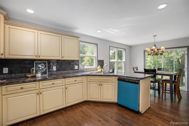 9110 Old Oak Drive, Grand Blanc, MI 48439