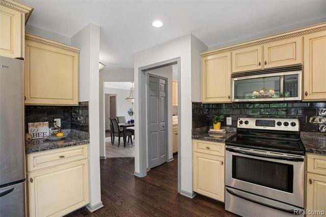 9110 Old Oak Drive, Grand Blanc, MI 48439