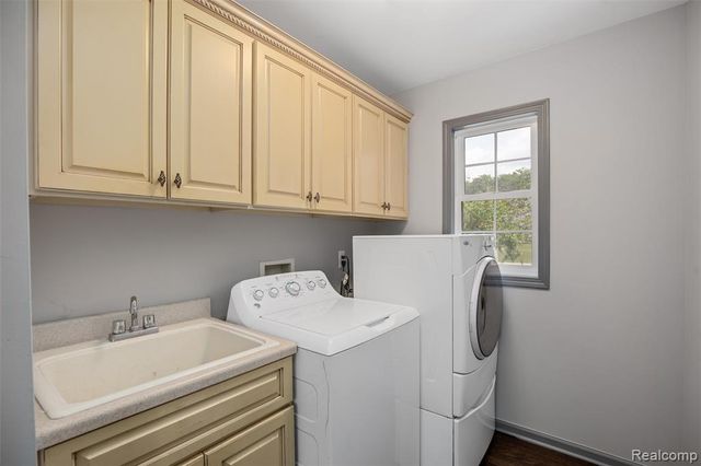 9110 Old Oak Drive, Grand Blanc, MI 48439