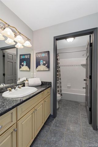 9110 Old Oak Drive, Grand Blanc, MI 48439