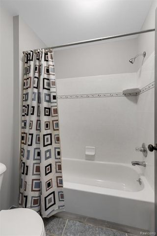 9110 Old Oak Drive, Grand Blanc, MI 48439