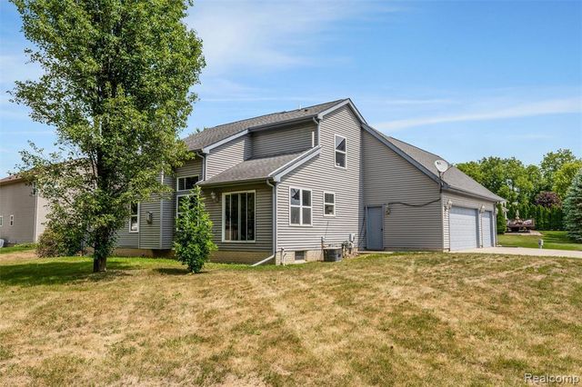 9110 Old Oak Drive, Grand Blanc, MI 48439
