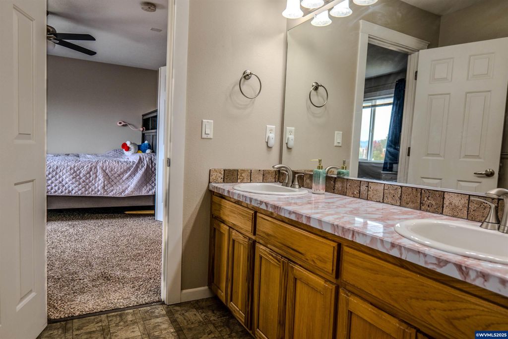 Image 10 of property listing at 4337 Mackinaw Av SE, Albany, OR 97322