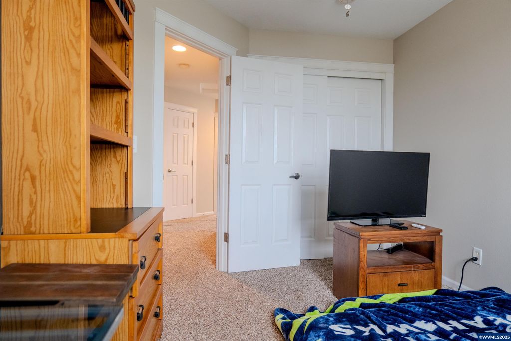 Image 11 of property listing at 4337 Mackinaw Av SE, Albany, OR 97322