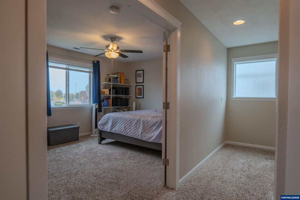 Image 16 of property listing at 4337 Mackinaw Av SE, Albany, OR 97322