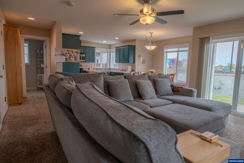 Image 3 of property listing at 4337 Mackinaw Av SE, Albany, OR 97322