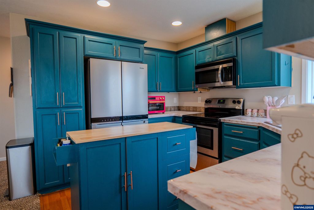 Image 5 of property listing at 4337 Mackinaw Av SE, Albany, OR 97322