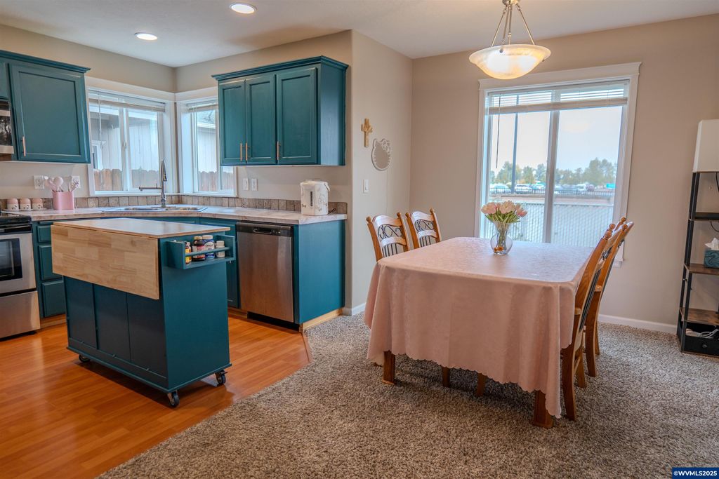 Image 7 of property listing at 4337 Mackinaw Av SE, Albany, OR 97322