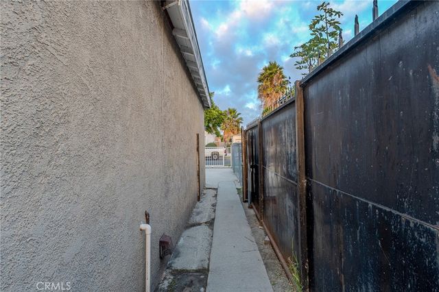 2211 N Grape Ave, Compton, CA 90222