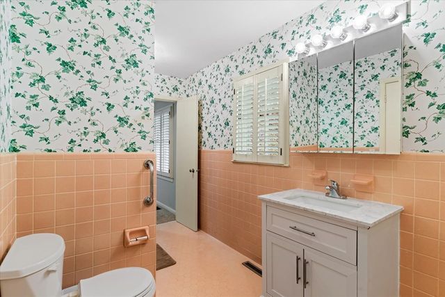 1104 W Lakeshore Dr, Dalton, GA 30720