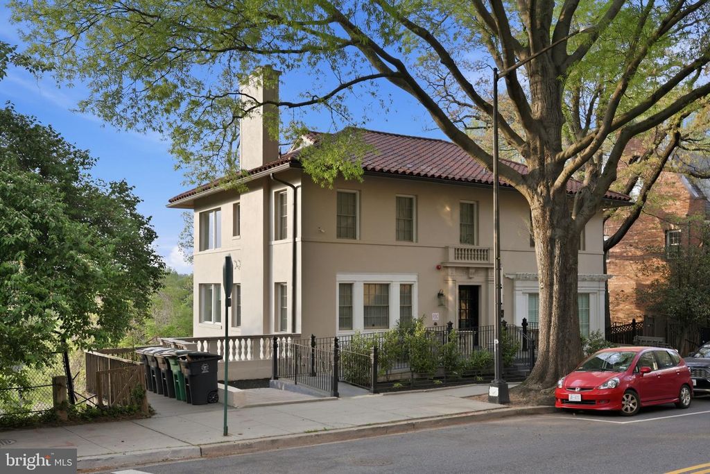 Image 2 of property listing at 2800 ADAMS MILL RD NW #2, Washington, DC 20009
