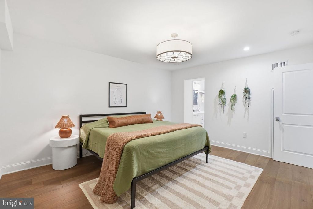 Image 20 of property listing at 2800 ADAMS MILL RD NW #2, Washington, DC 20009