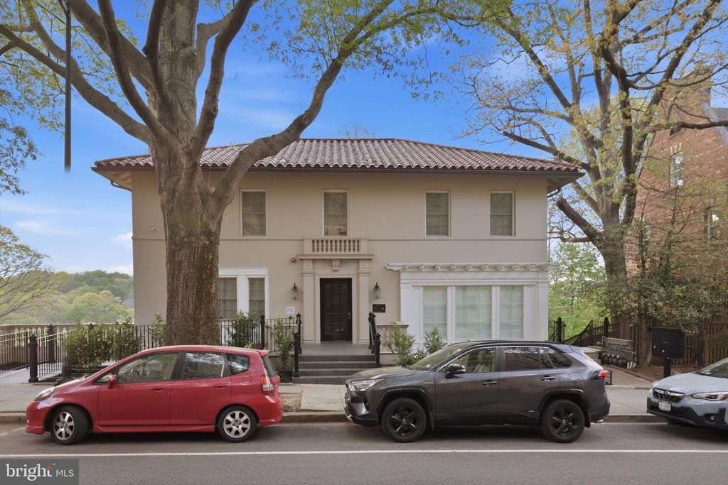 Image 3 of property listing at 2800 ADAMS MILL RD NW #2, Washington, DC 20009