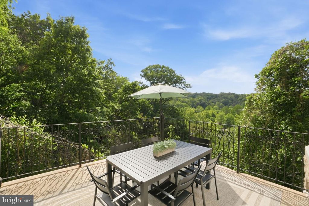 Image 5 of property listing at 2800 ADAMS MILL RD NW #2, Washington, DC 20009