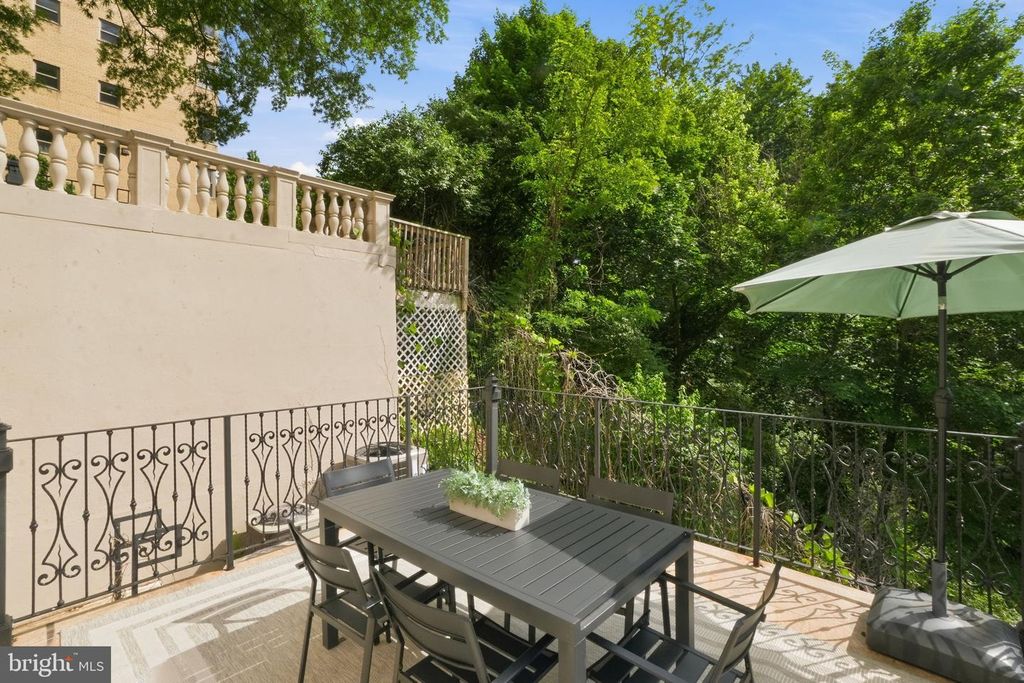 Image 6 of property listing at 2800 ADAMS MILL RD NW #2, Washington, DC 20009