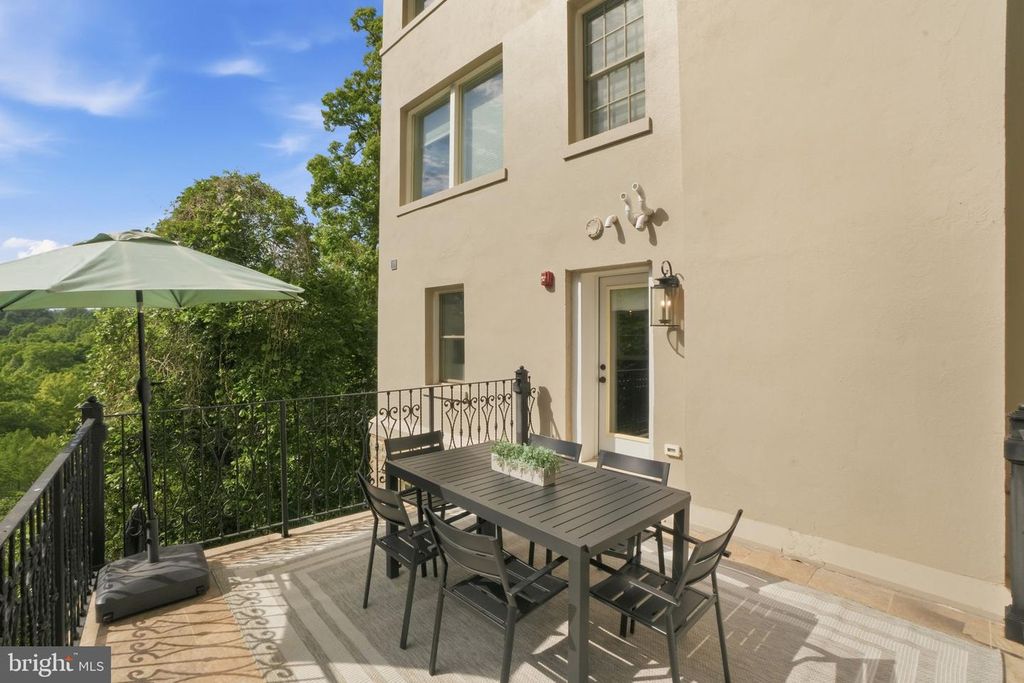 Image 7 of property listing at 2800 ADAMS MILL RD NW #2, Washington, DC 20009