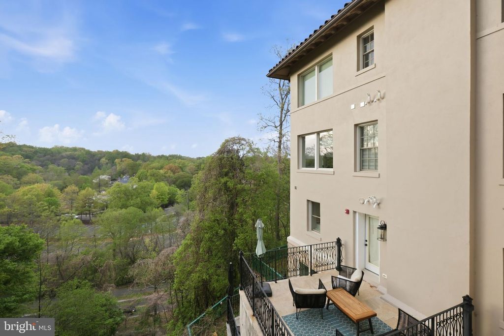 Image 8 of property listing at 2800 ADAMS MILL RD NW #2, Washington, DC 20009