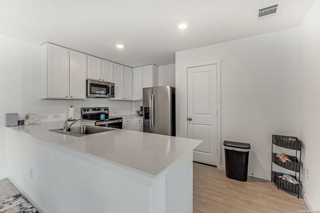 913 RIVIERA CT, Seguin, TX 78155