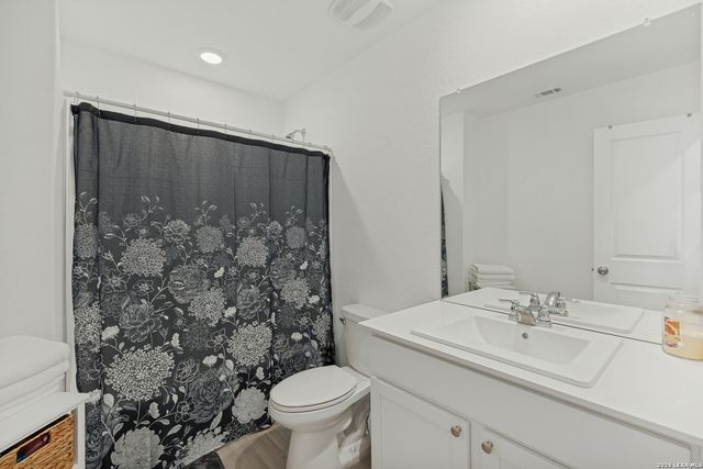 913 RIVIERA CT, Seguin, TX 78155