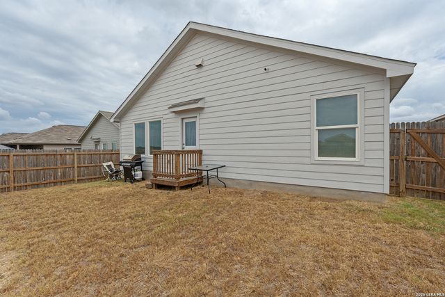 913 RIVIERA CT, Seguin, TX 78155