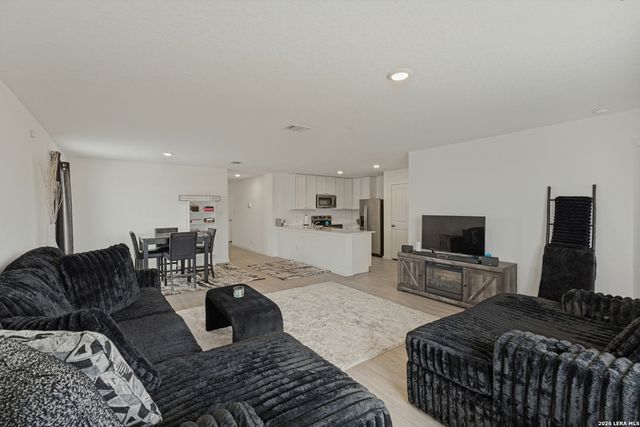913 RIVIERA CT, Seguin, TX 78155