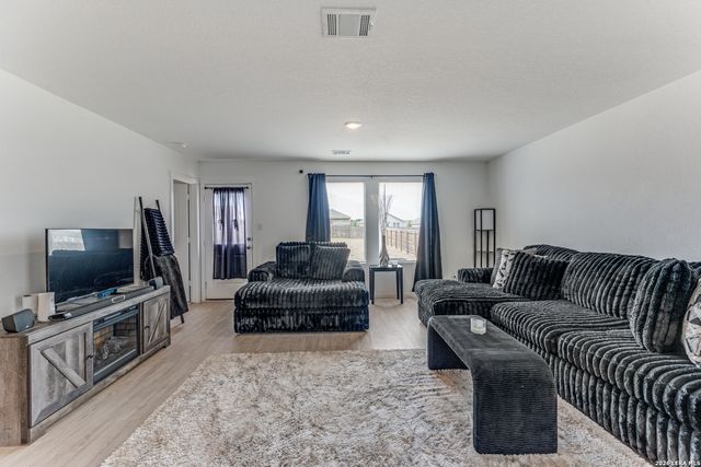 913 RIVIERA CT, Seguin, TX 78155