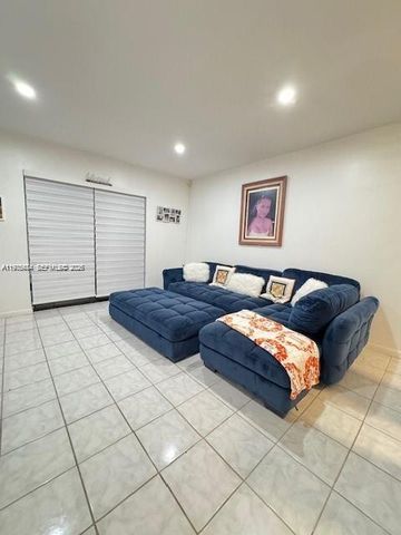 10445 NW 11th St 201, Pembroke Pines, FL 33026