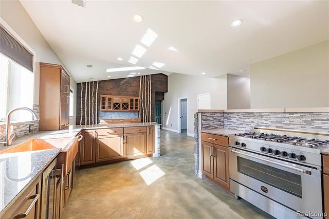 21527 Parke Lane, Grosse Ile, MI 48138