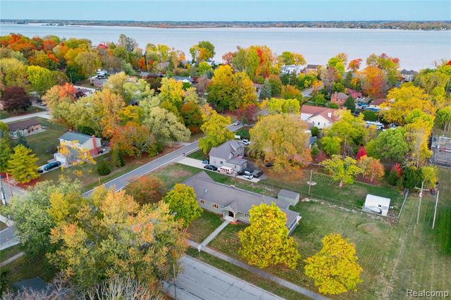 21527 Parke Lane, Grosse Ile, MI 48138